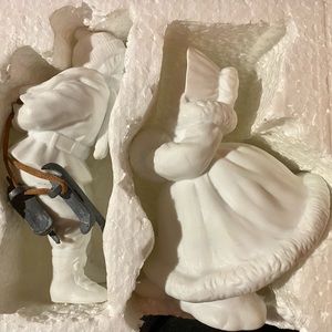 Winter Sillouettre Kissing couple skaters